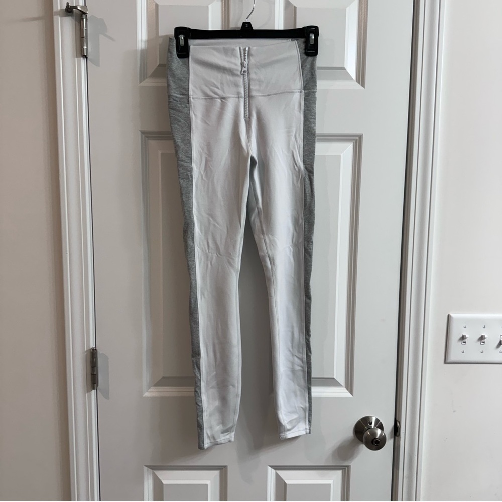 Vuori women’s small white and gray zip front leggings